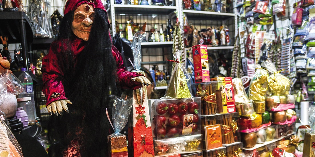 Venta de algunos objetos relacionados a rituales para atraer amor o dinero para el próximo año en la CDMX, ayer.