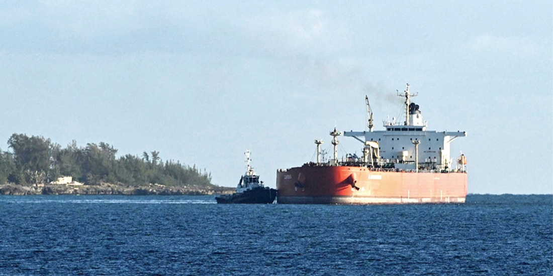 PETROLERO Lourdes maniobra en la bahía de Matanzas, el 10 de febrero.