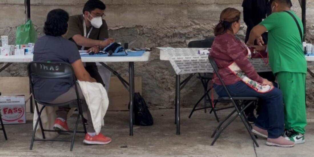 Dos personas reciben consulta en un módulo de atención médica instalado ayer en la calle Cultura Maya de la colonia Nueva San Rafael.