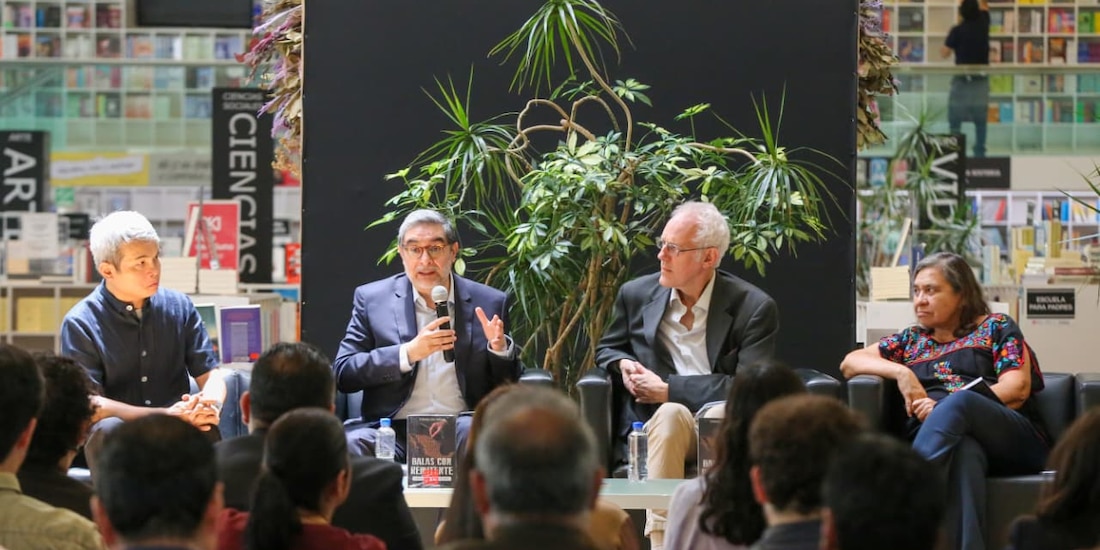 El periodista Fernando Coca Meneses durante la presentación de su libro Balas con remitente en la librería Rosario Castellanos.