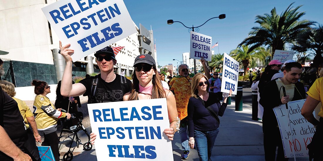 Manifestantes sostienen carteles pidiendo la publicación de los archivos de Epstein durante una protesta de “No Kings” en el centro de Las Vegas, el pasado 18 de octubre.