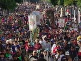 MULTITUDES incesantes en su paso por Calzada de Guadalupe, ayer.
