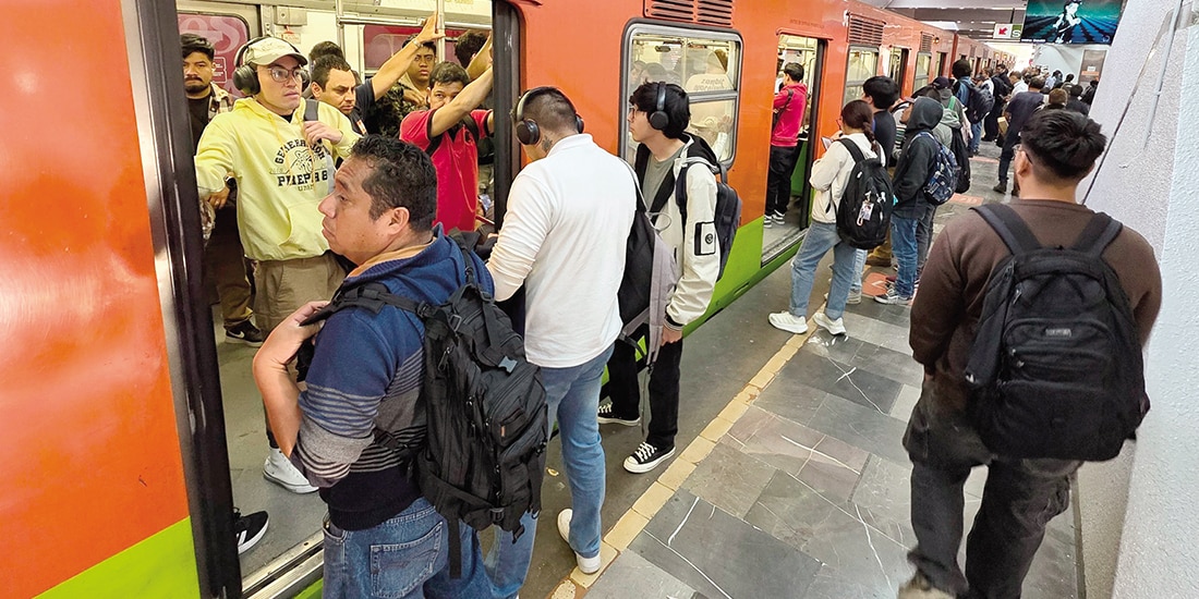 Usuarios transbordan en la estación Ciudad Universitaria, de la Línea Verde.