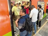 Usuarios transbordan en la estación Ciudad Universitaria, de la Línea Verde.