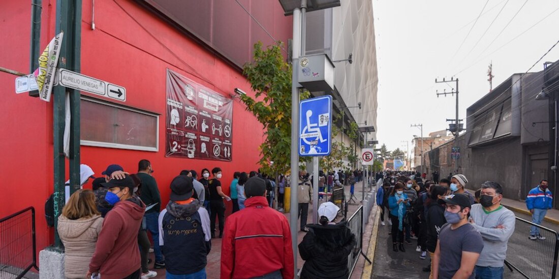 Miles de capitalinos hacen colas de horas: en La Raza, para agendar una consulta en especialidades; jóvenes de 15 a 17 años para inocularse