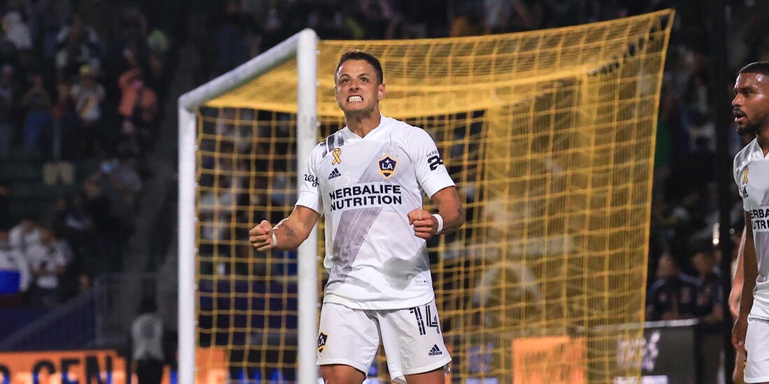 "Chicharito" Hernández festeja el gol con el que le dio el empate al Galaxy contra el Dynamo en actividad de la MLS.