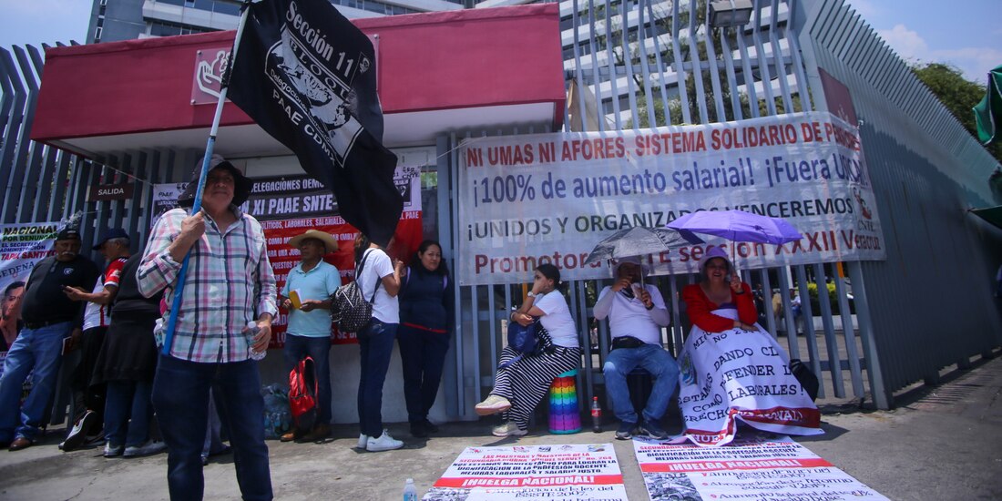Maestros disidentes se manifestaron ayer en las inmediaciones del ISSSTE.