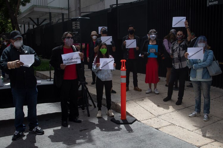 Integrantes de la Unión de Trabajadores del Espectáculo, durante la protesta.