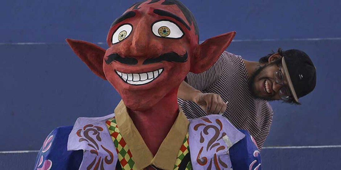 El artista Gabriel Gutiérrez pinta una versión de Judas en la que ha estado trabajando para la "Quema de Judas", una celebración, en el centro cultural Santa María La Ribera, en Ciudad de México, el miércoles 5 de abril de 2023