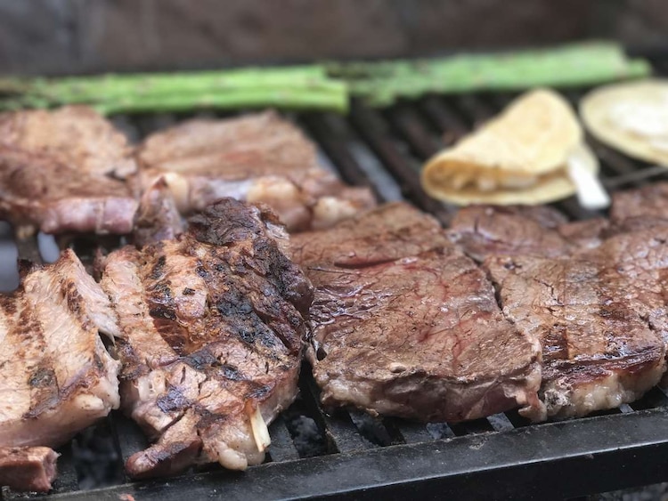 Un grupo de amigos se juntó a un "churrasco" (carne asada) y terminó mal.