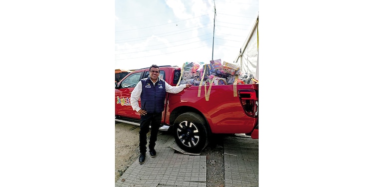 Entrega de juguetes a las niñas y niños.