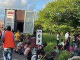 Aseguran a más de 250 migrantes abandonados en tráileres en Veracruz.