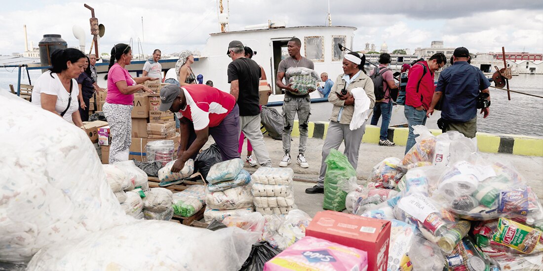 Activistas del buque Maguro, procedente de México, descargaron ayuda humanitaria en la bahía de La Habana, Cuba, el martes 24 de marzo.