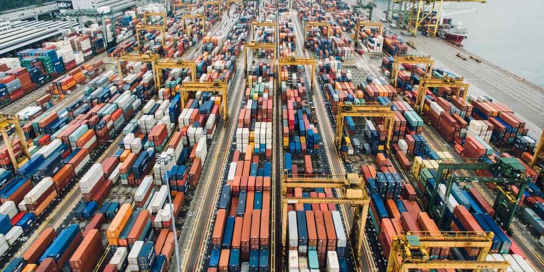 S&P advierte que aranceles del 25% llevarían a México a una recesión.