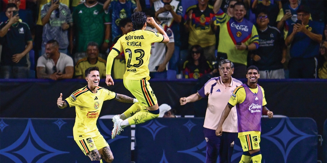 JUGADORES de Coapa celebran el primer gol de la noche de ayer.