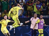 JUGADORES de Coapa celebran el primer gol de la noche de ayer.