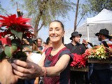 Sheinbaum inaugura la venta de flor de Nochebuena