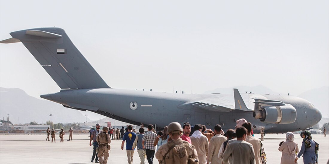 Tropas estadounidenses resguardan a ciudadanos y afganos para embarcarse y salir del país.