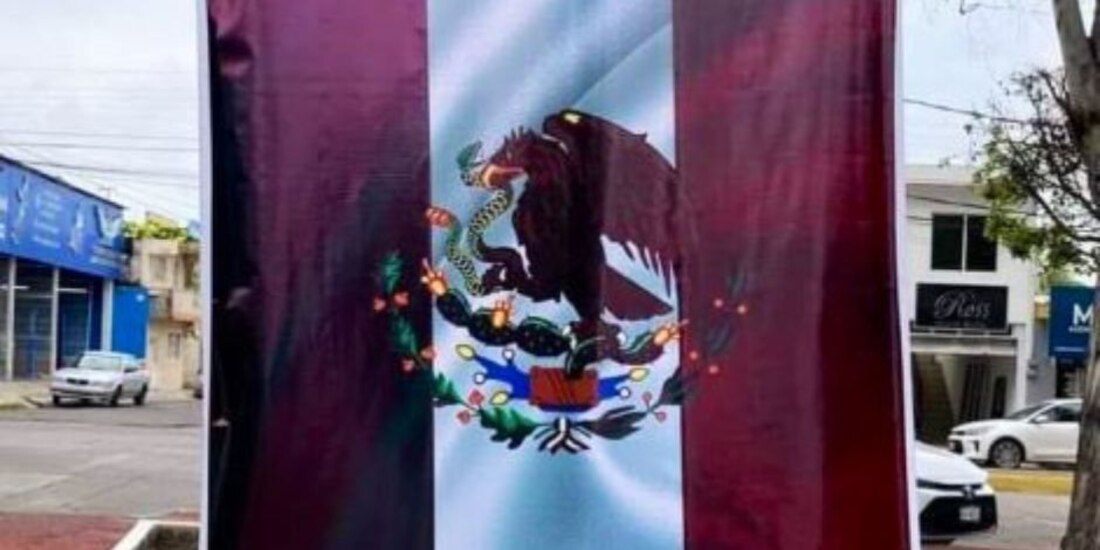 Cambian la bandera de México al color de Morena; funcionario responsable renuncia a su cargo.
