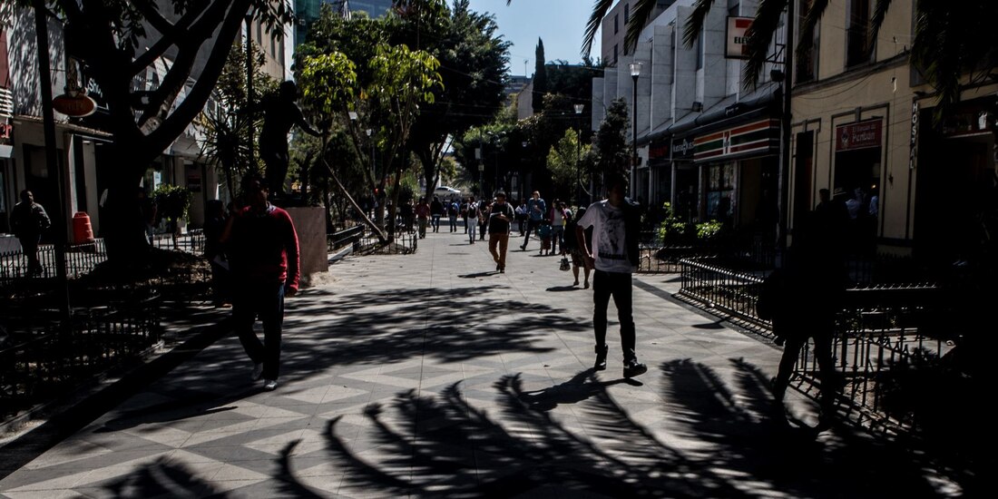 Transeúntes caminan por calle Génova en la Zona Rosa, donde se prevé la construcción del primer corredor verde de la Cuauhtémoc.
