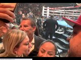 Julio César Chávez atiende a aficionados que acudieron a la pelea de box entre Jaime Munguía y Sergiy Derevyanchenko.