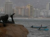 La tormenta tropical Enrique ha provocado mal tiempo en la zona del puerto de Acapulco, Guerrero.