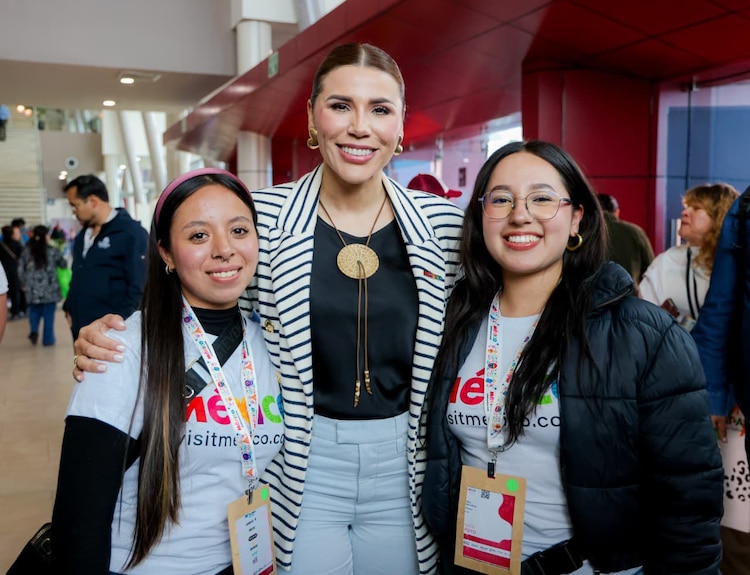Al centro, la gobernadora de Baja California, Marina del Pilar.