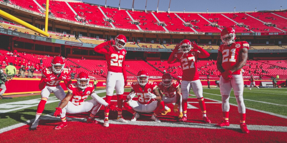 Jugadores de los Chiefs celebran una anotación en el duelo ante Atlanta en la Semana 16 de la NFL