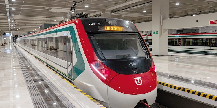 El nuevo transporte ferroviario, ayer, al iniciar sus recorridos.