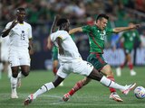 Kingsley Schindler de Ghana e Hirving Lozano de México durante el partido amistoso en el Bank of America Stadium