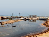 RESIDUOS de petróleo cubren la costa de la isla de Queshm, Irán, el 13 de agosto.