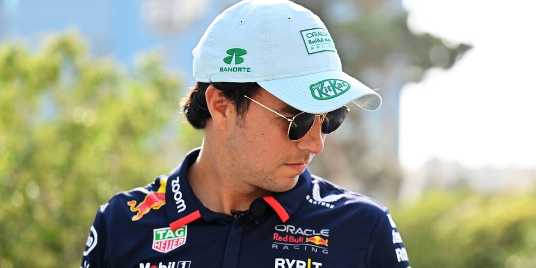 Checo Pérez usando la gorra de la edición del Gran Premio de México 2024