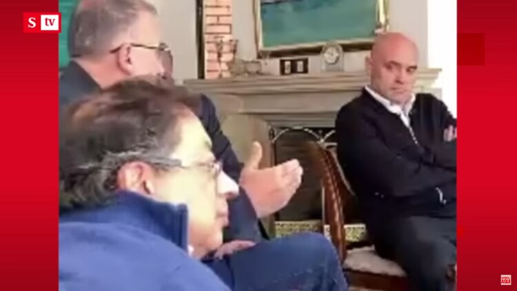 La revista Semana difunde imágenes de una reunión en la que el equipo de campaña de Petro (abajo) planea cómo atacar a contendientes.