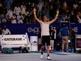 Alexander Zverev celebra después de vencer a Stefanos Tsitsipas en la final del Abierto de Acapulco.