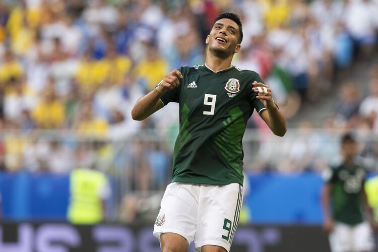 Raúl Jiménez en el partido ante Brasil.