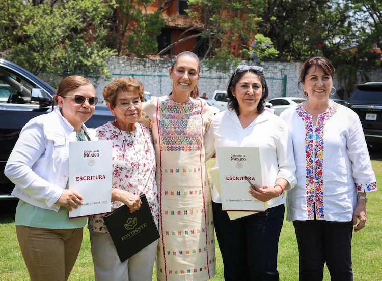 Al centro, la Presidenta Claudia Sheinbaum durante la entrega de escrituras y condonaciones en Morelos.