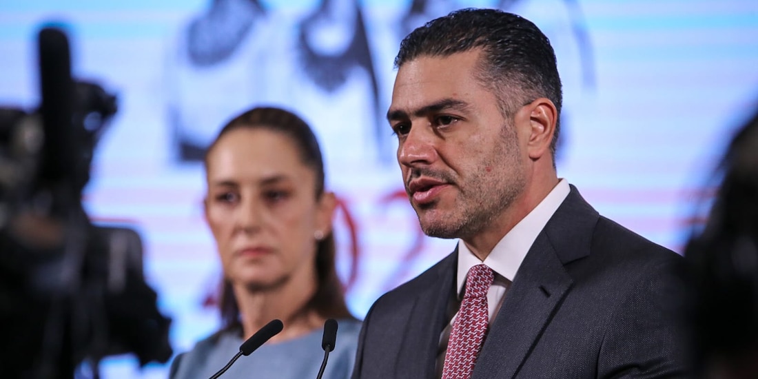 El titular de la SSPC Omar García Harfuch; al fondo, la presidenta Claudia Sheinbaum.