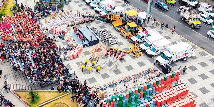Maquinaria pesada otorgada, ayer, a los trabajadores de la demarcación.