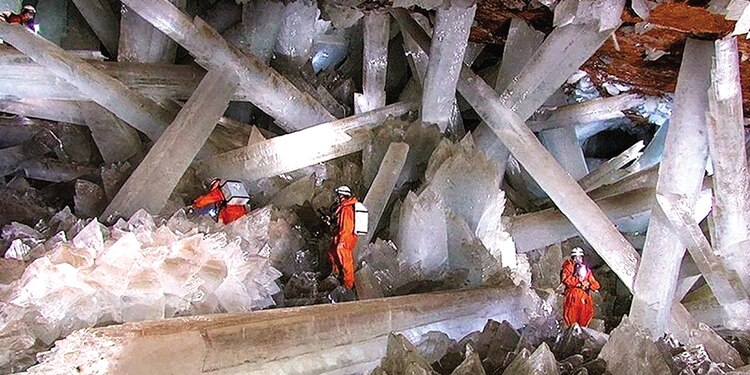 Los cristales de selenita crecieron gracias a temperaturas de hasta 58°C y humedad cercana al 100% durante miles de años.
Recomendación: Visitar Naica y sus minas