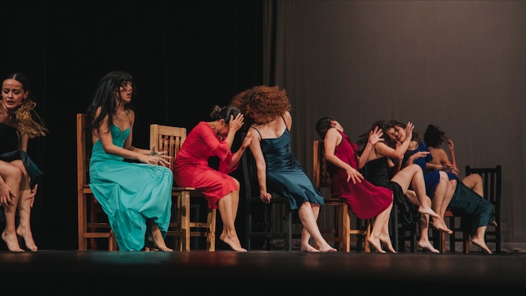 Fragmentos de Kontakthof (1978). Coreografía original de Pina Bausch