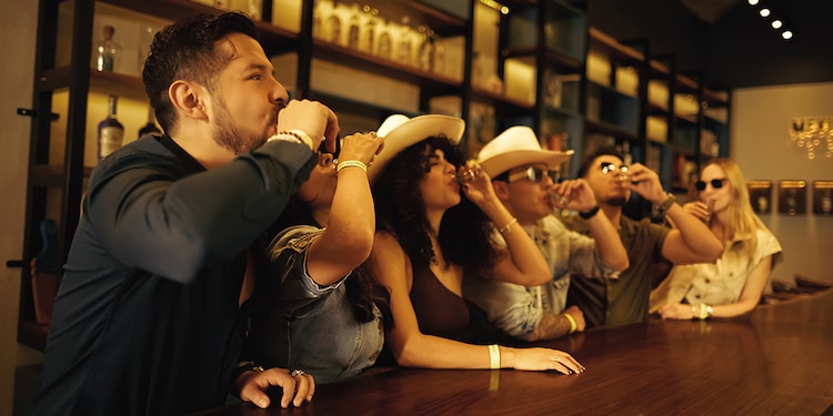 Los cócteles con tequila no pueden faltar en el trayecto.