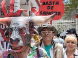CIUDAD DE MEXICO. 01AGOSTO2018.- Integrantes en defensa de los animales se manifestaron a las afueras de la casa de transición del virtual presidente electo Andrés Manuel López Obrador, los inconformes estuvieron al rededor de dos horas a las afueras del inmueble y exigieron la abolición a la tauromaquia. FOTO: SAÚL LÓPEZ /CUARTOSCURO.COM
