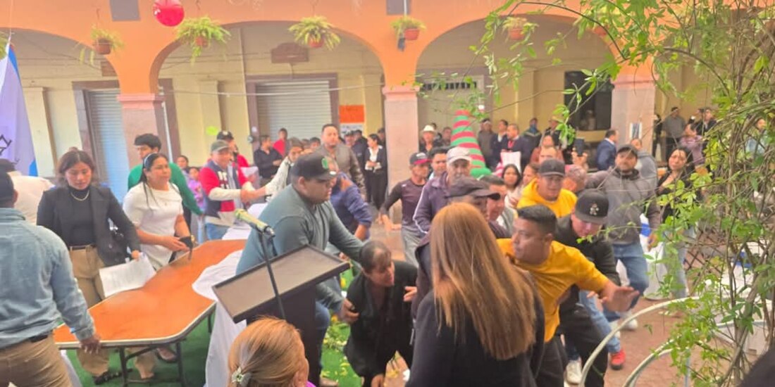 Luis Hernández (de suéter amarillo) se logró zafar de los agentes y se dio a la fuga al terminar la ceremonia, ayer.