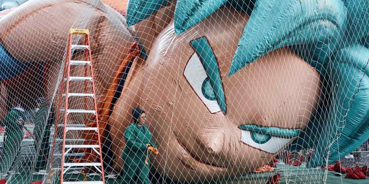 Miles de espectadores llenaron las calles de Nueva York mientras coloridos globos voladores marcaron el comienzo de la temporada navideña.