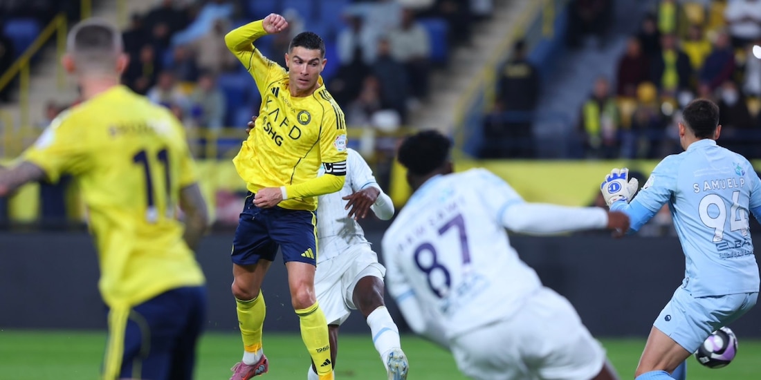 Cristiano Ronaldo anota un gol con el Al-Nassr ante el Al-Okhdood