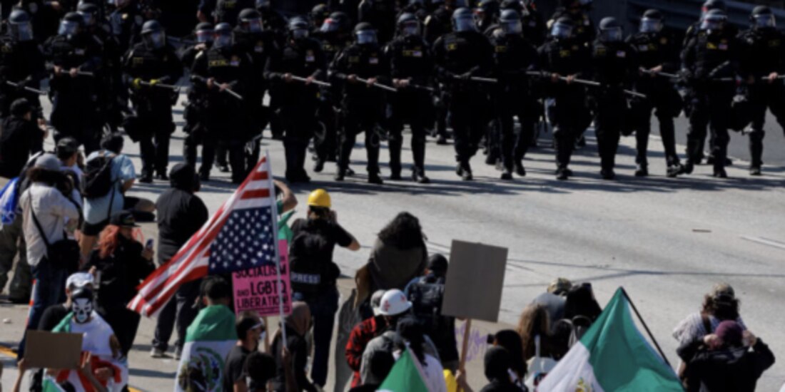 La gente asiste a una manifestación contra las redadas federales de inmigración, en el centro de Los Ángeles, en junio de 2025