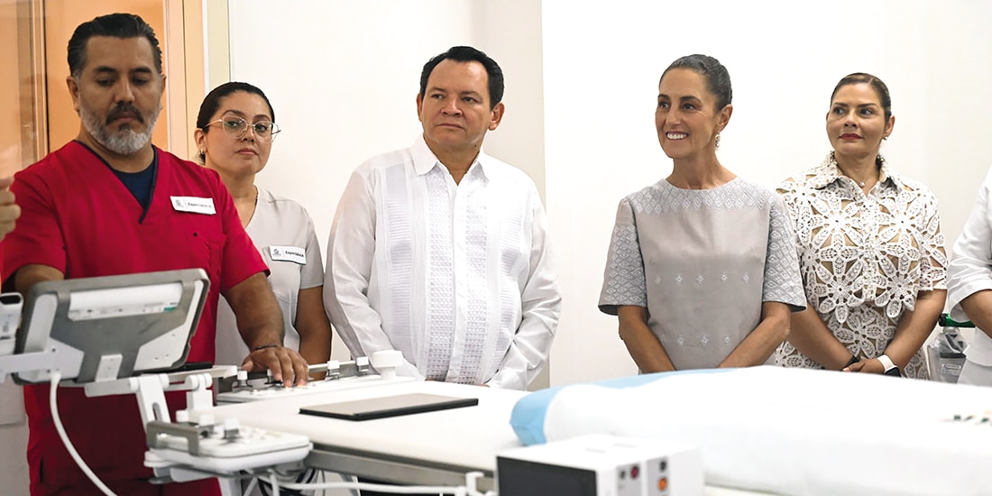 LA MANDATARIA, ayer, con el gobernador
de Yucatán, Joaquín Díaz Mena (centro).