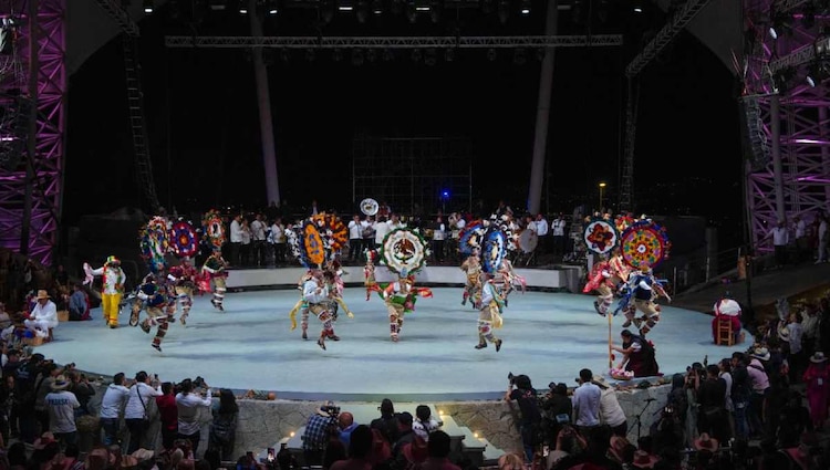 El icónico Auditorio Guelaguetza vibró con el espectáculo piromusical que marcó el fin de la festividad en Oaxaca.