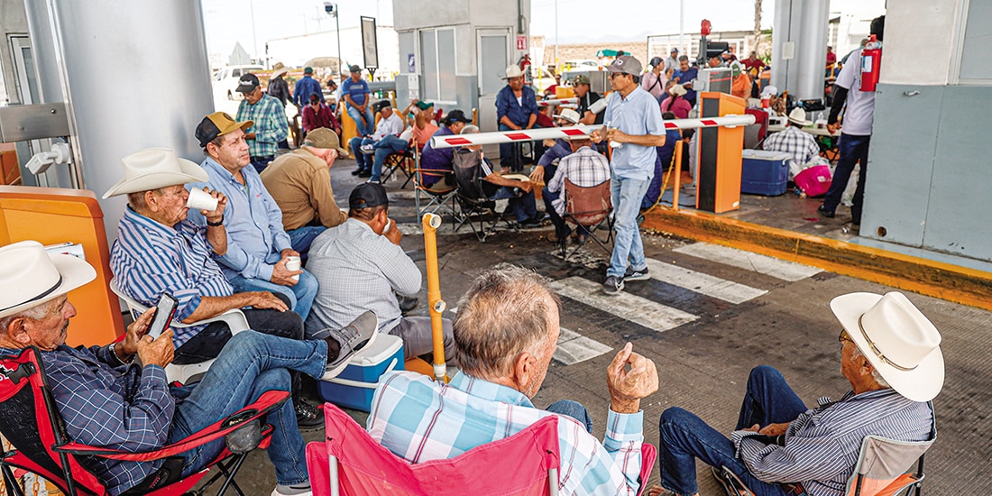 Productores y transportistas liberaron ayer la caseta de una carretera en Culiacán, Sinaloa.