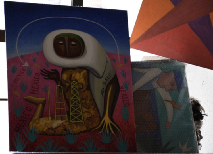 En la intimidad │ En los cuadros de Arturo Estrada que están en su estudio, así como objetos y elementos personales, se visibiliza el estilo pictórico del artista.